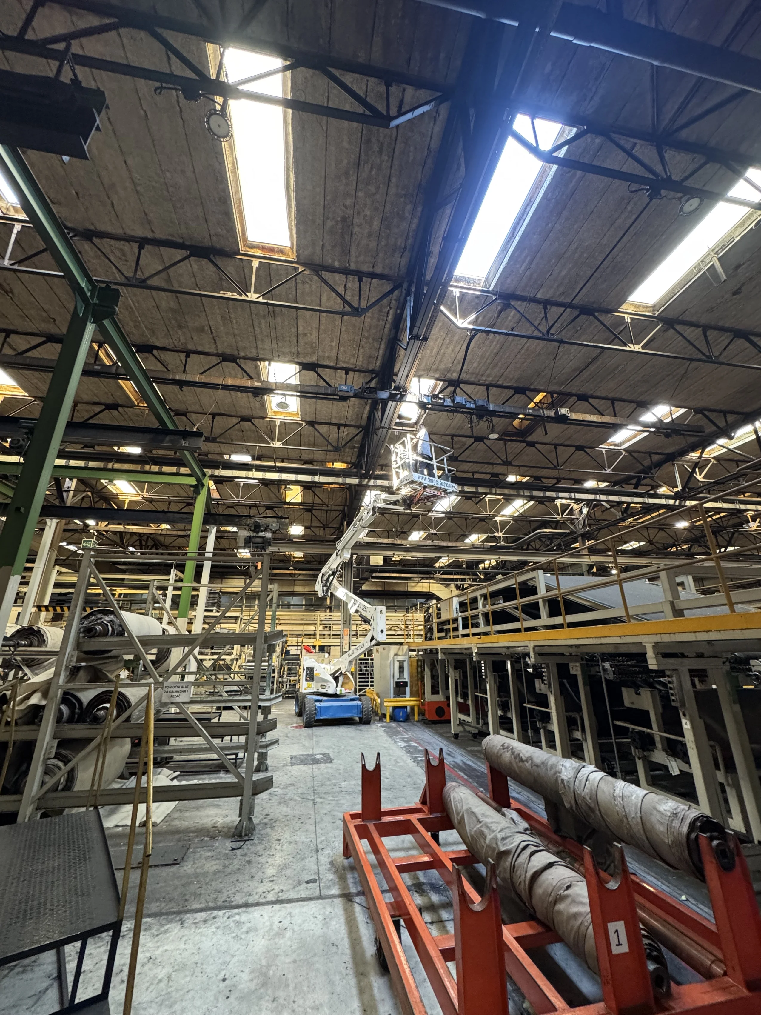 Rad na elektroinstalacijama sa platforme u industrijskoj hali